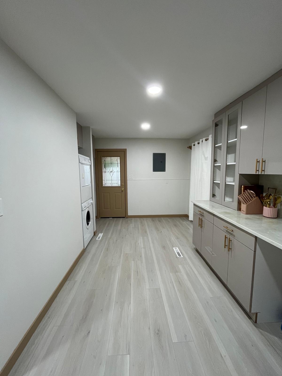 Kitchen & Laundry Area